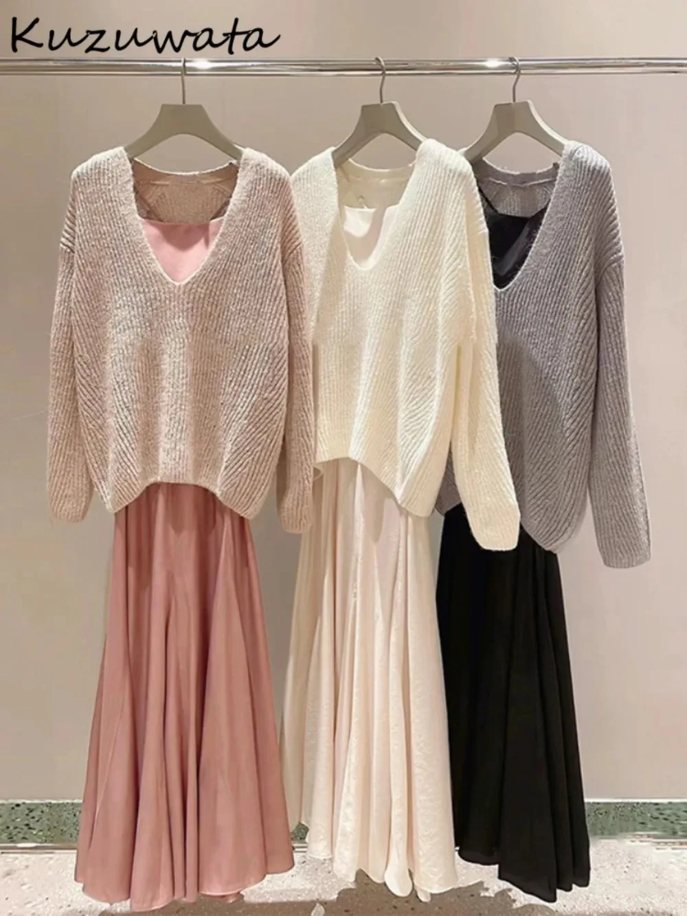 Женский костюм-джемпер с рукавами-фонариками и V-образным вырезом