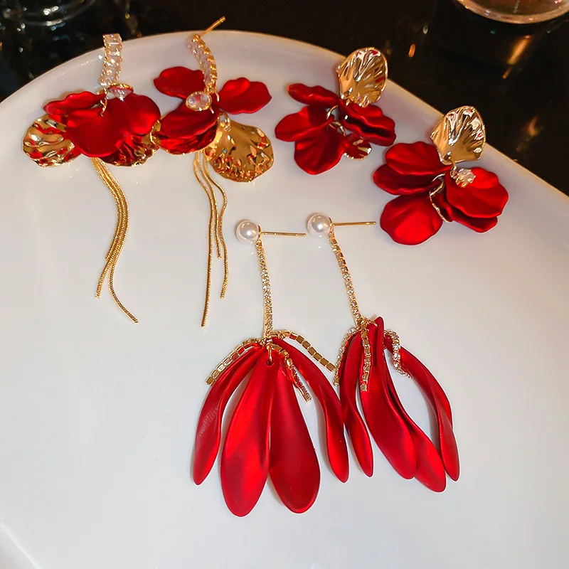 

Серебряная игла с цирконом и красным цветком