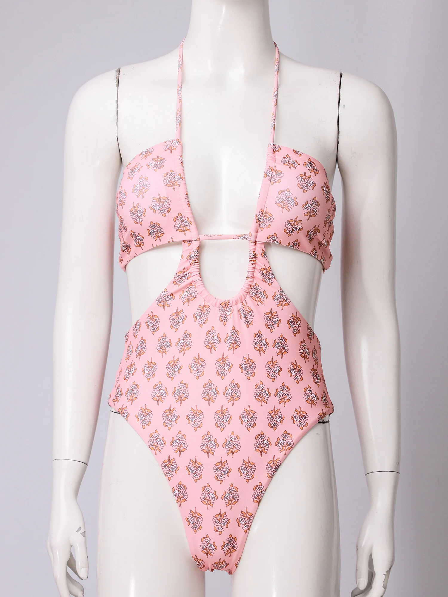 Рисунок 3 - Женский слитный купальник с цветочным принтом