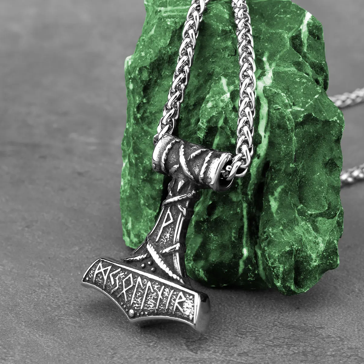 Винтажное ожерелье с руной викингов