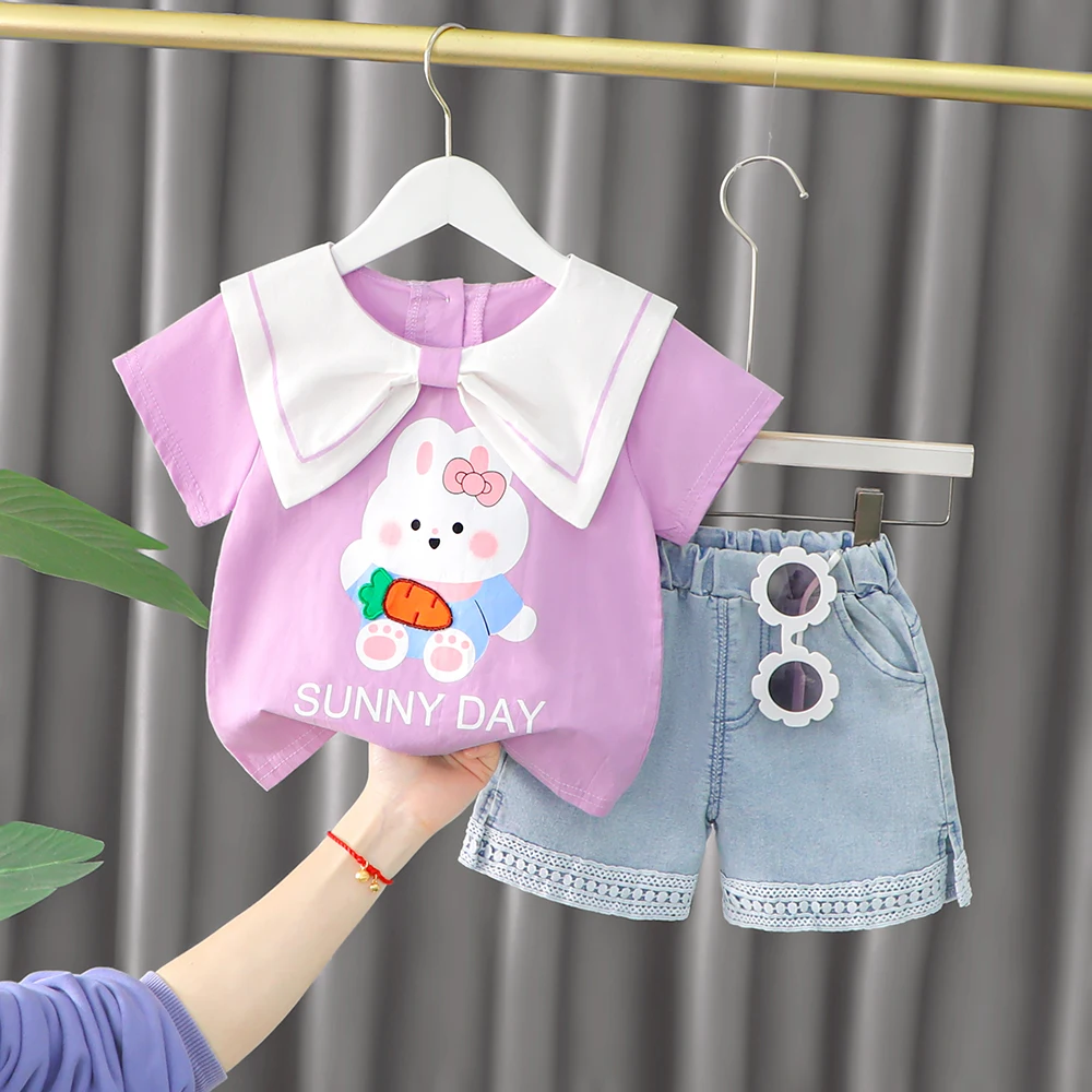 

Детский летний комплект из футболки с цветочным принтом и джинсовых шортов