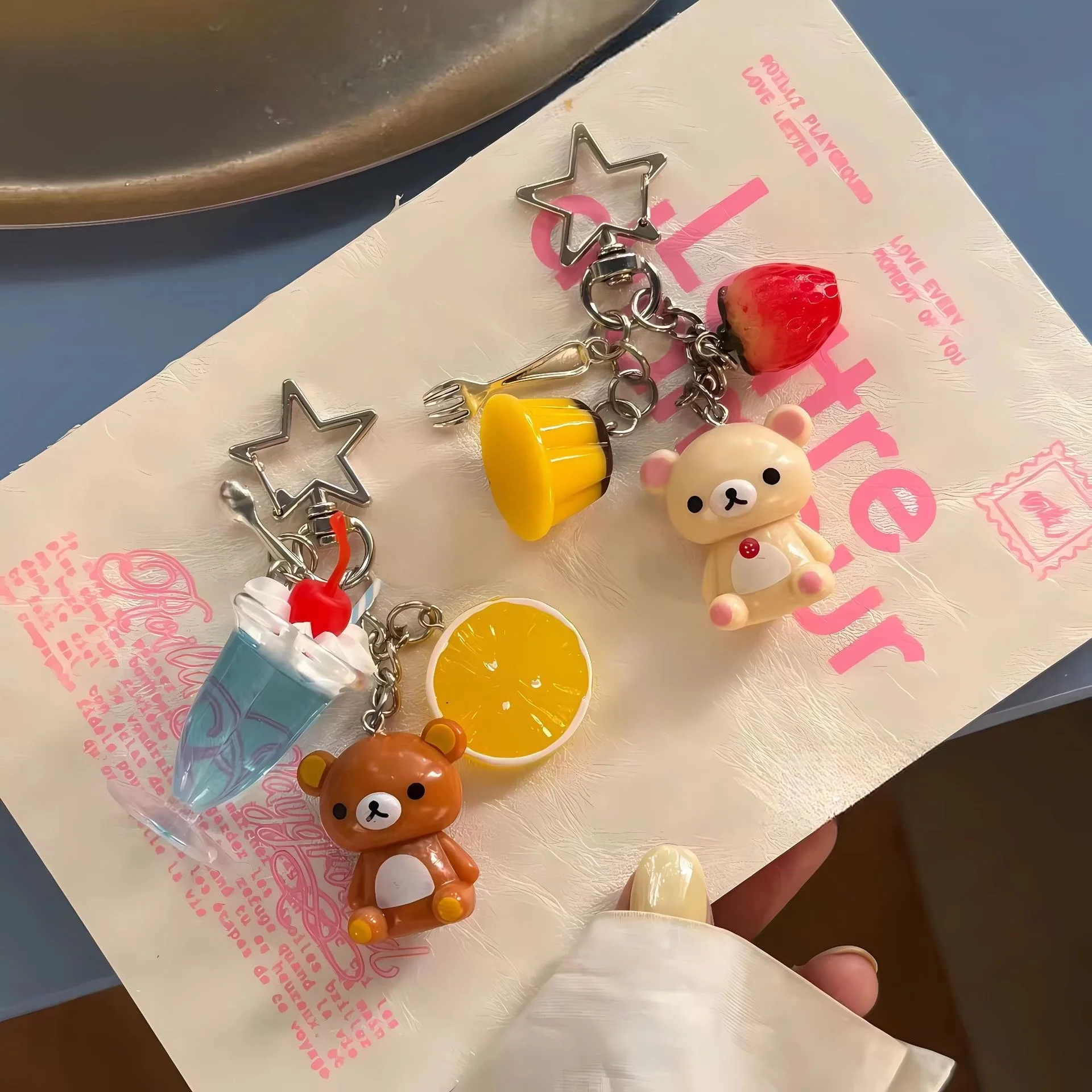 Фото Брелок Rilakkuma Korilakkuma: милый аниме-аксессуар для ключей от машины, модный кулон для сумок, подарок для детей и лучших друзей, классическая игрушка №1