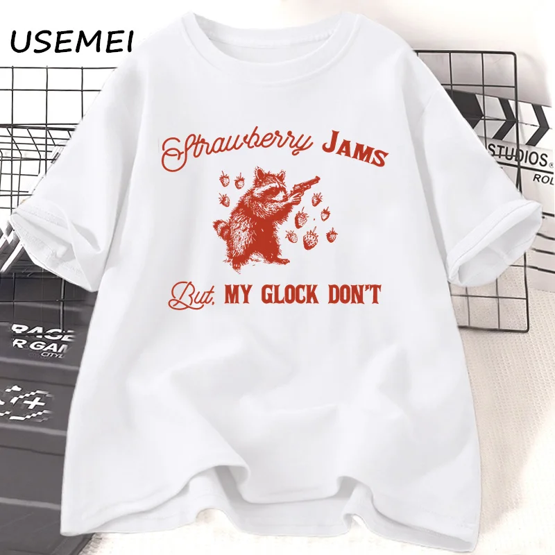 Футболка с рисунком клубники надписью But My Glock Do Not Ретро 90-х енот медведь мем