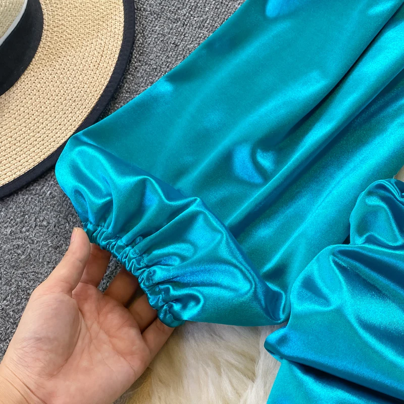 Женское облегающее платье-карандаш выше колена с длинным рукавом и V-образным