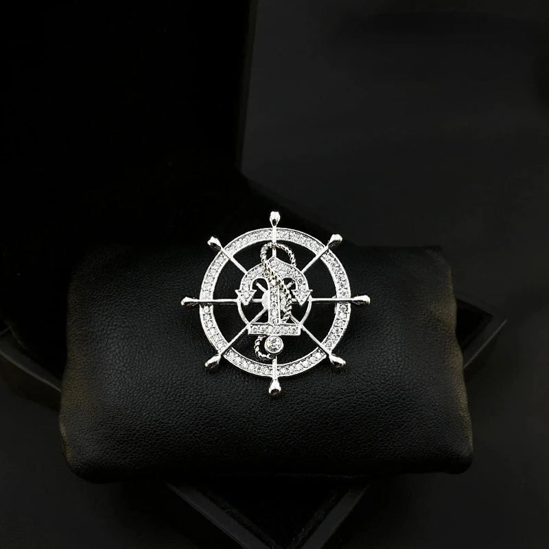 

Helm Very High-End Exquisite Navy Style Brooch Men's Boat Anchor Badge Corsage Suit Coat Pin Rhinestone Jewelry Banquet Pin Gift