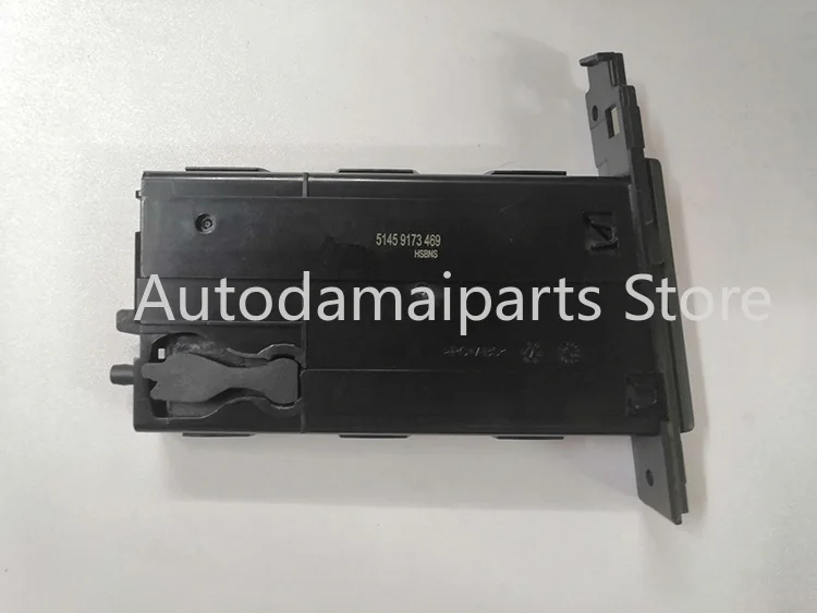 

Suitable for For BMW E90 E91 E92 E93 telescopic passenger side beverage cup holder 51459173469