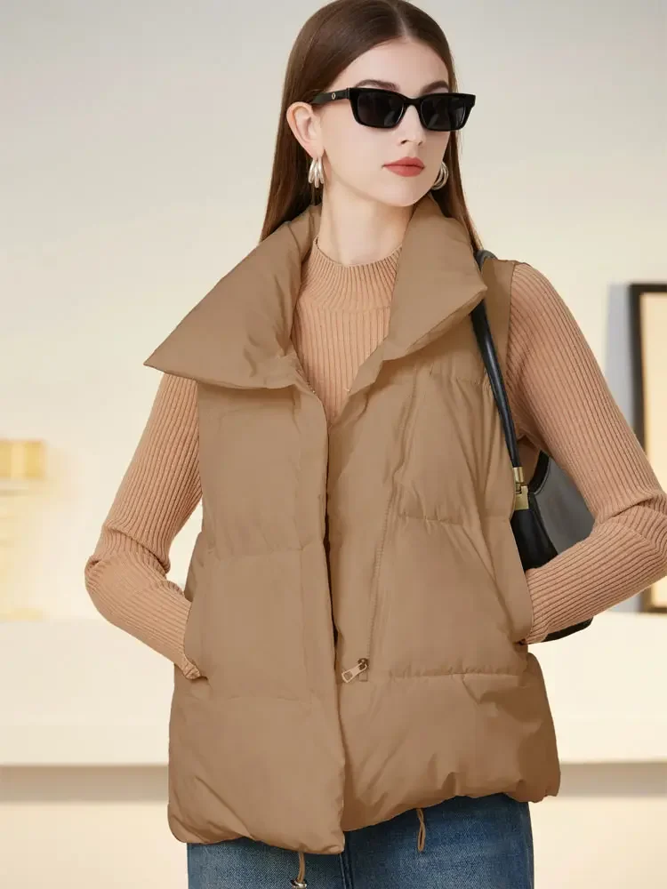 Женский пуховик с воротником-стойкой без рукавов