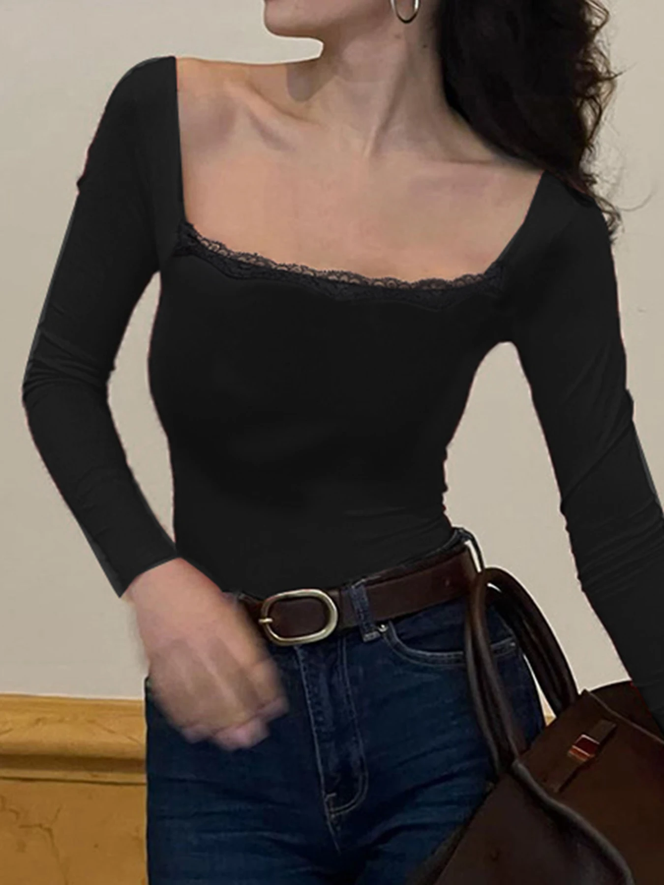 Женское боди с кружевной отделкой квадратным вырезом и длинным рукавом