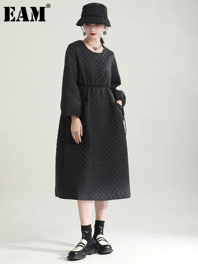 

[EAM] Women Black Drawstring Cotton-padded Dress New Round Neck Long Sleeve Loose Fit Fashion Tide Spring Autumn 2023 1DF4878