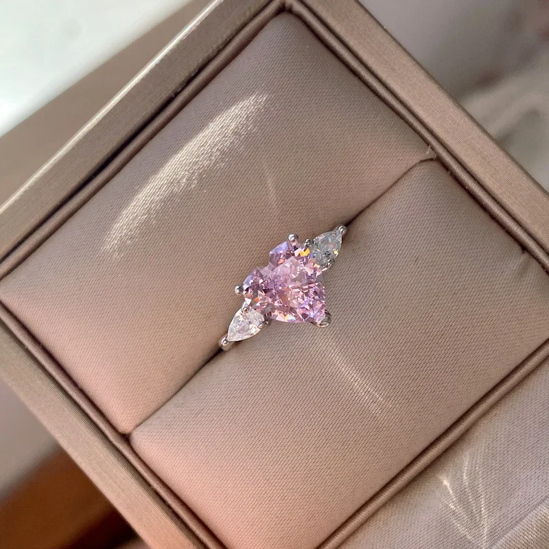 

Женское кольцо из серебра 8 мм с розовым высокоуглеродистым бриллиантом