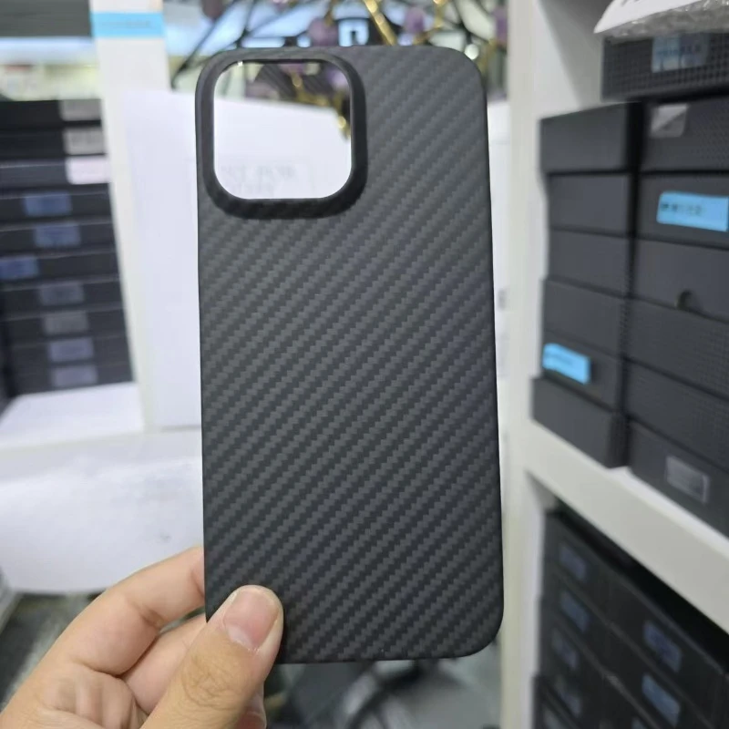 Фото Ультратонкий чехол из настоящего карбона для iPhone 16/16 Plus/16 Pro/16 Pro Max, задняя крышка из арамидного волокна, защита от истирания и ударов №3