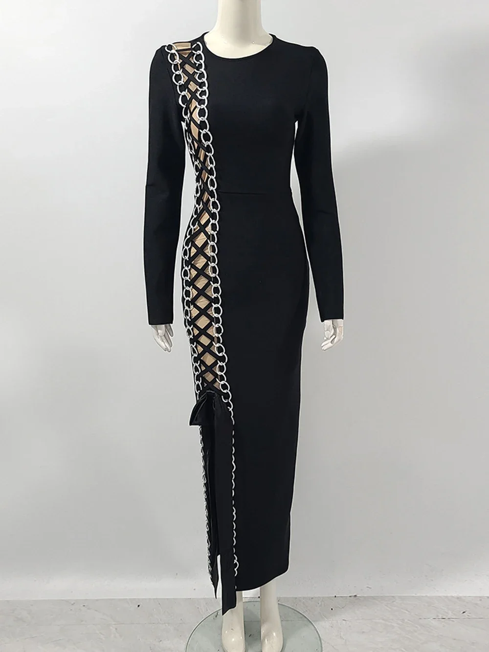 Сексуальное облегающее платье макси с металлической цепочкой и разрезом по