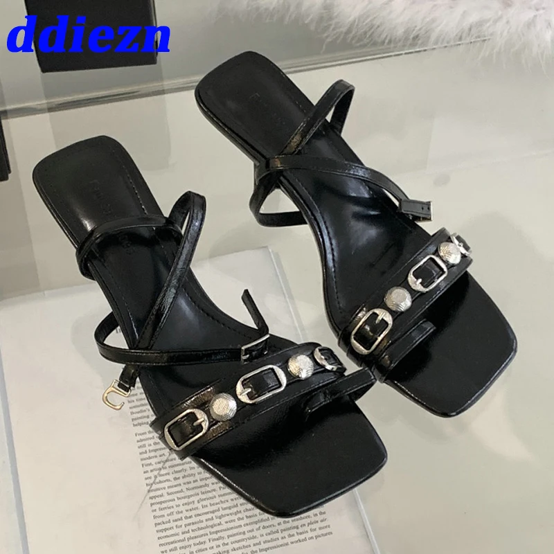 

Туфли-лодочки женские на высоком каблуке, элегантная Уличная обувь, модные сандалии с металлическими заклепками, лето 2023