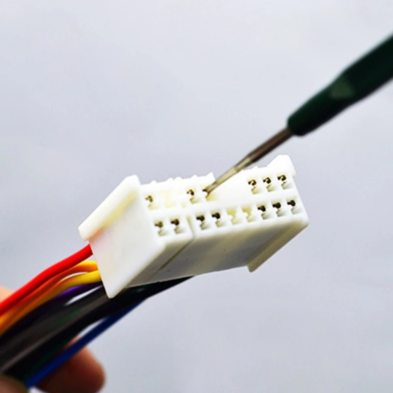 Снятие клеммы автомобиля. фиксатора разъема электрической проводки. Ремонт.