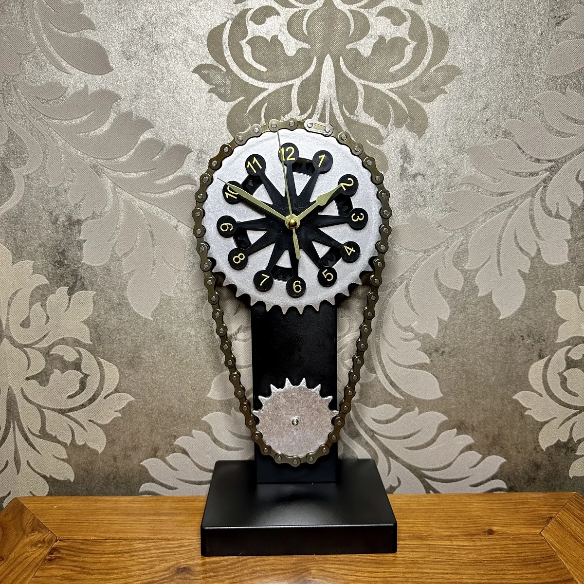 

Seat Clock Retro Rotating Gear Mechanical Clock Metal Mechanical Wind Decoration Gifts