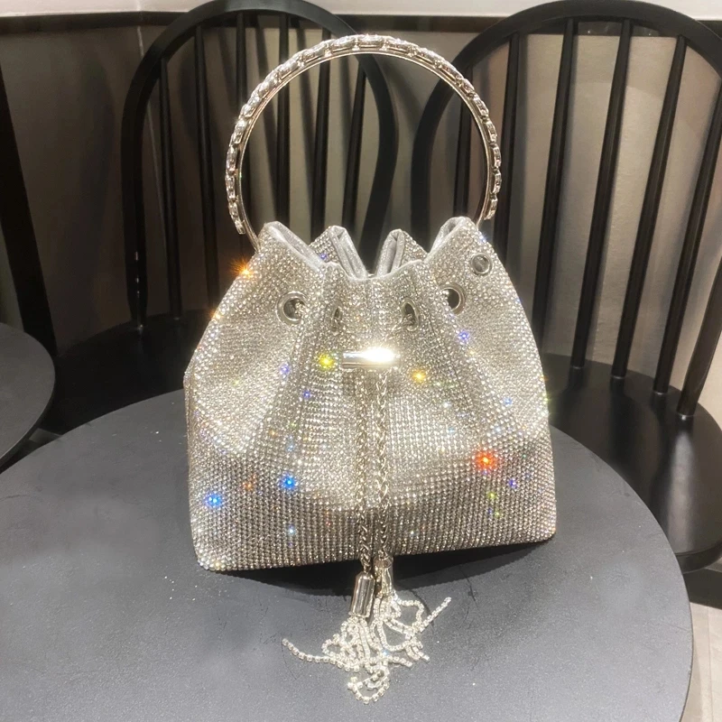 

Вечерняя Женская сумочка со стразами и кисточкой, блестящий клатч-мешок на шнурке с цепочкой и кристаллами, мессенджеры для невесты, свадьб...