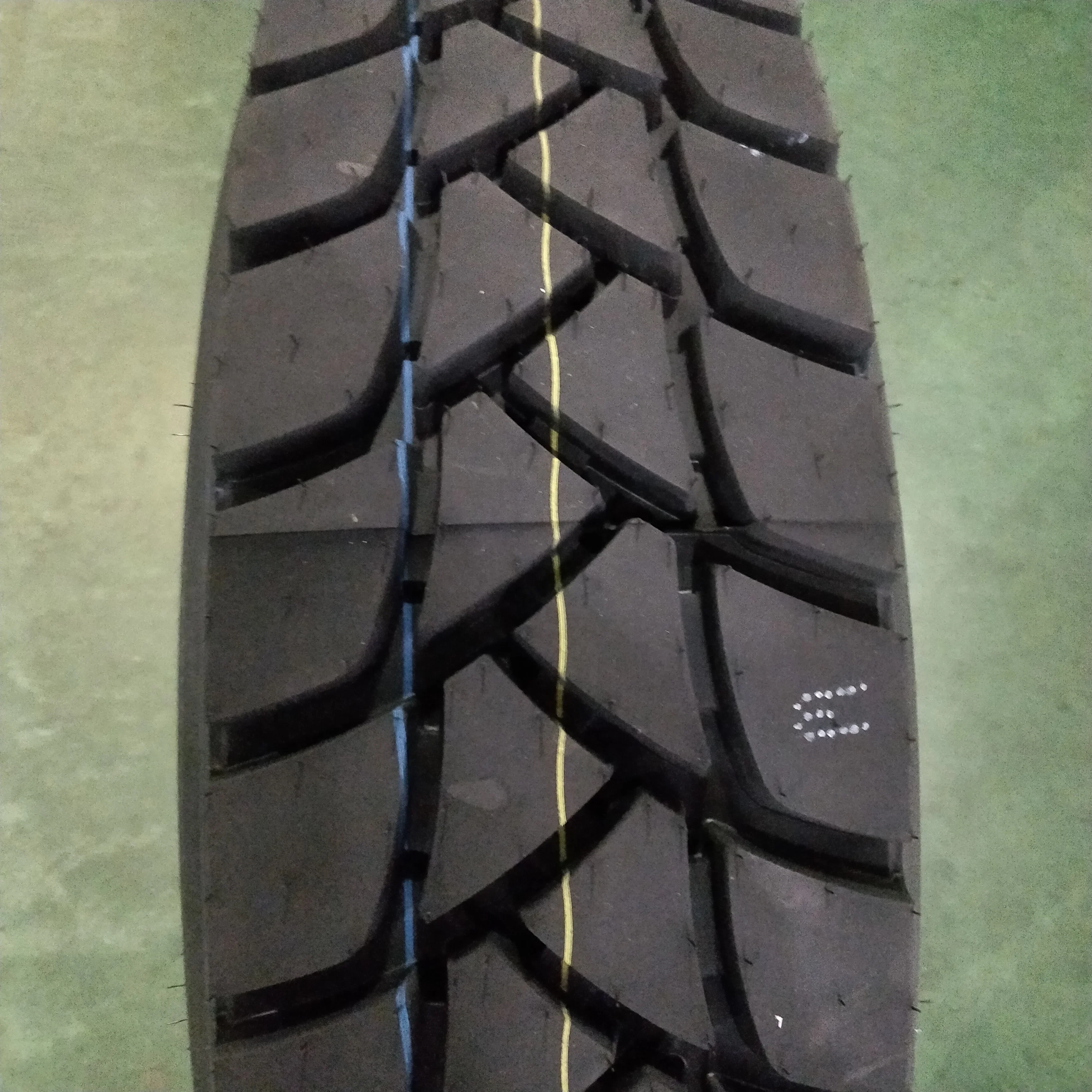 Купить шины прямо из Китая грузовые 13R22.5-18pr HS203 315/80R22.5 295/80R22.5 13R22.5 11R22.5