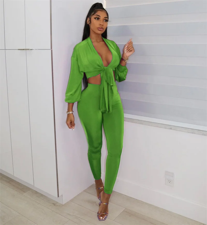 

Женский костюм с длинным рукавом и V-образным вырезом