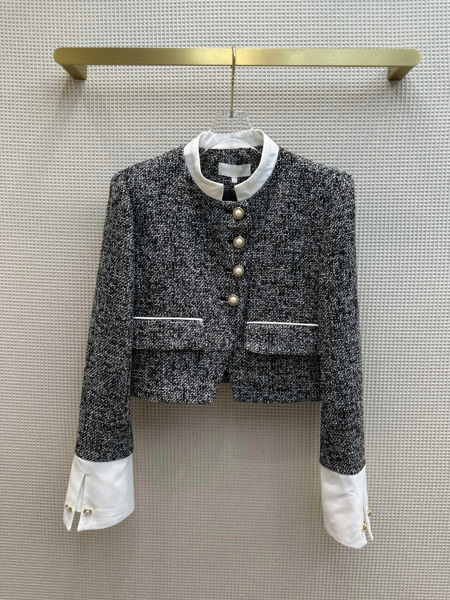 

2023 Early autumn new, pearl button design collar coat. Embellished with pearl buttons, elegant upper body temperament