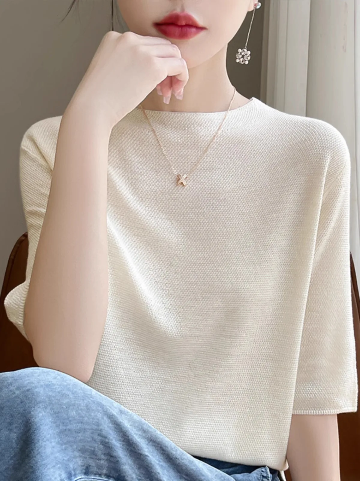 Женская трикотажная футболка с коротким рукавом и воротником-стойкой