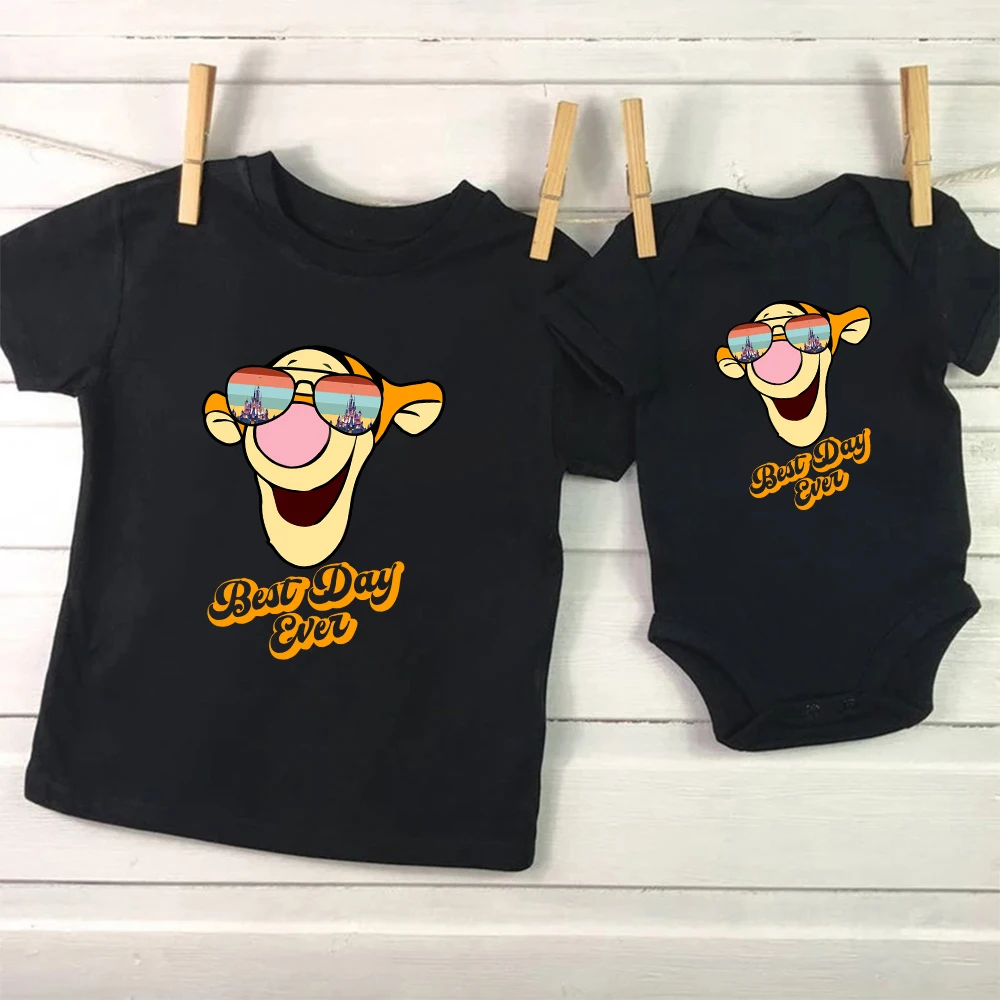 

Детская футболка для близнецов, топ с короткими рукавами для мамы и дочки, черная футболка с принтом тигра Диснея, боди для новорожденных, мо...