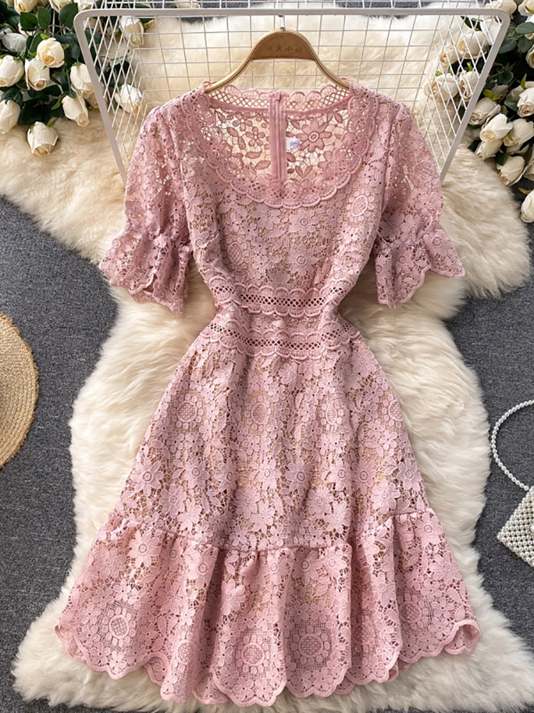 

Женское ажурное кружевное мини-платье, вечерние тажное праздничное платье-трапеция с круглым вырезом, коротким рукавом, высокой талией и об...