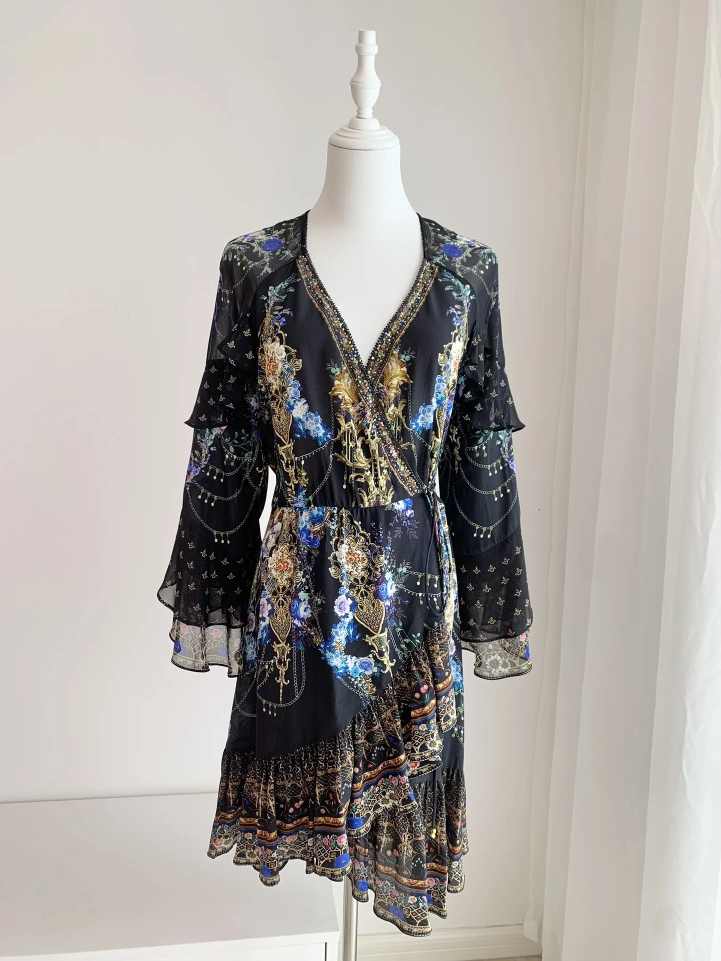 Мини-платье женское с цветочным принтом глубоким V-образным вырезом и открытой