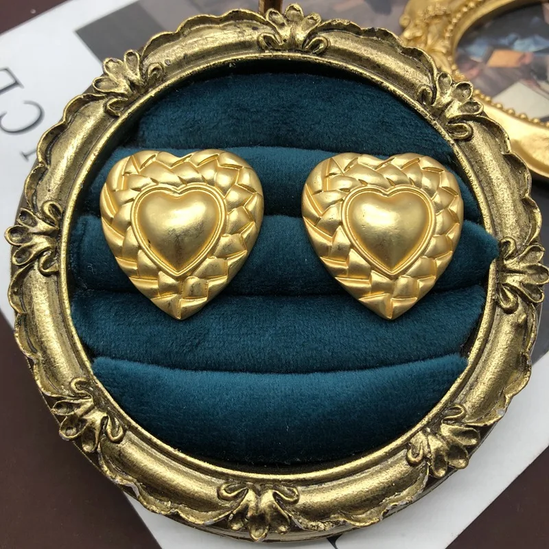 

Middle Western Love Shaped Earrings