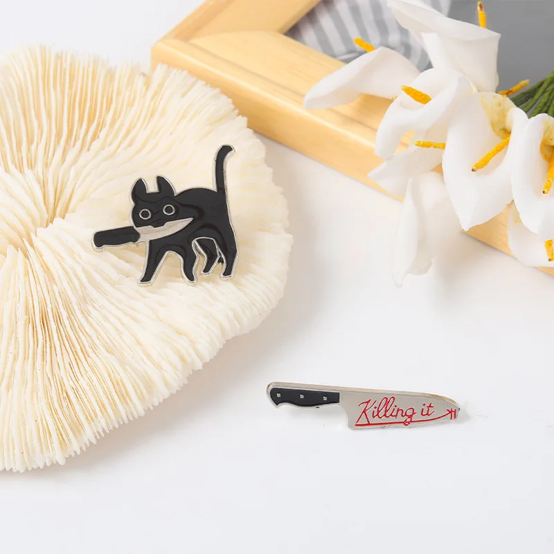 

Cartoon Punk Black Cat Holding Knife Alloy Enamel Brooch Creative Animal Badge Trendy Unique Lapel Backpack Hat Jewelry Gift