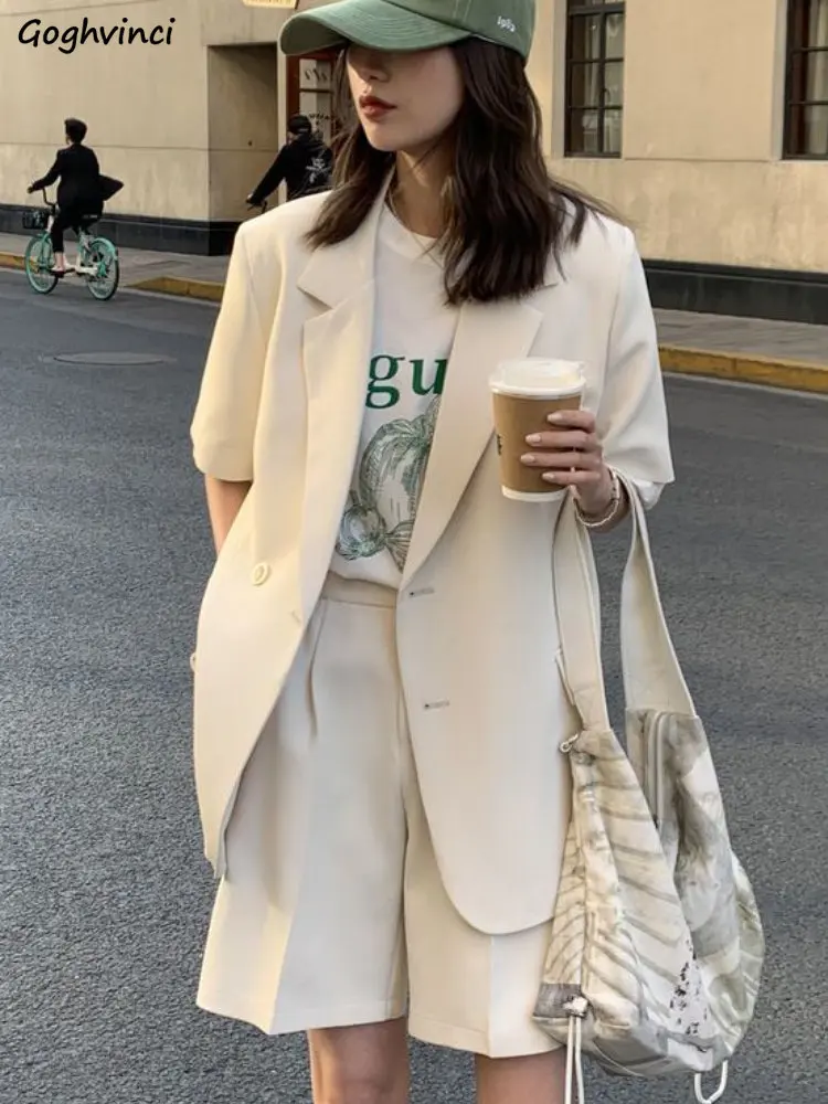 

Женский однотонный костюм-блейзер с коротким рукавом и карманами