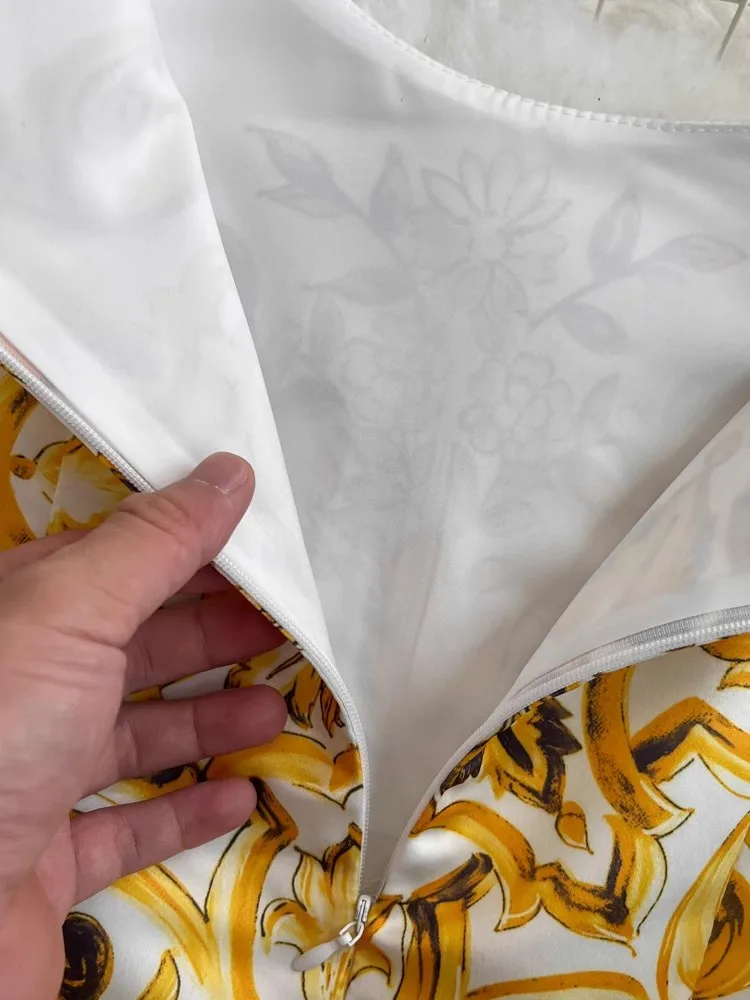 Женское длинное платье средней длины без рукавов с круглым вырезом и цветочным