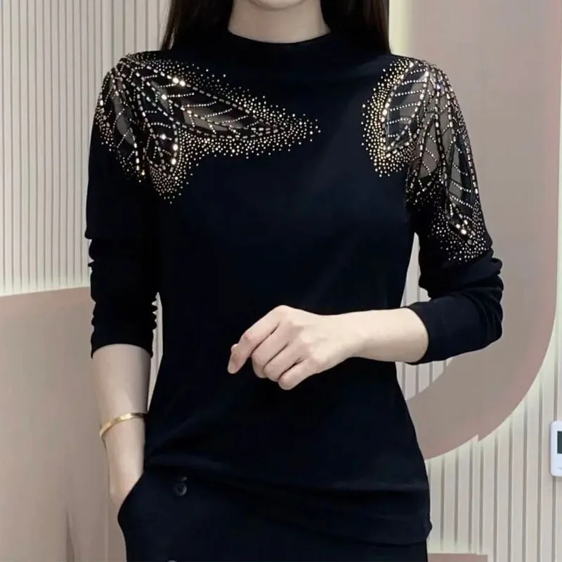 Однотонная футболка в стиле пэчворк с бриллиантами и высоким воротником женская