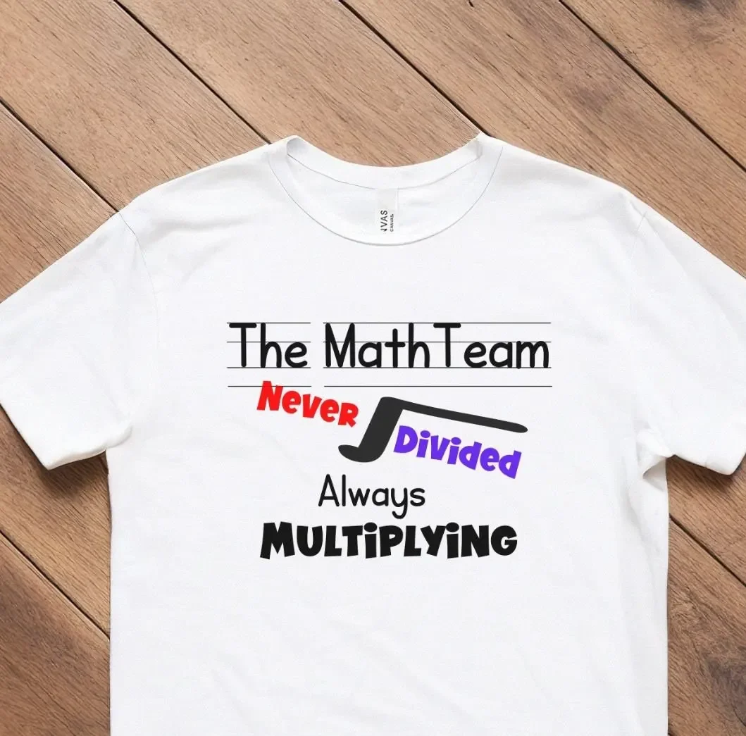 Футболка Math Team Never Divided Назад в школу новый учитель забавное здание жизни