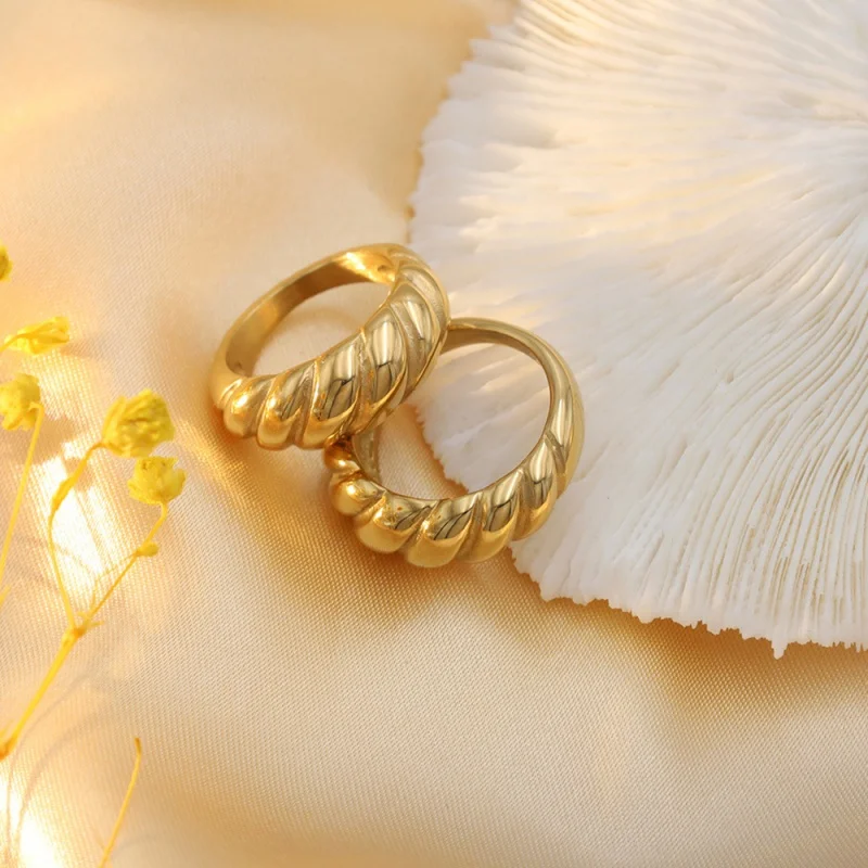 

European And American Affordable Luxury Fashion Bread Can'T Stop Color Special-Interest Design Ring 18K Stainless Steel Croissan