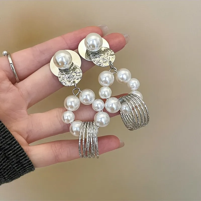Круглые металлические серьги-подвески с жемчугом в европейском и американском