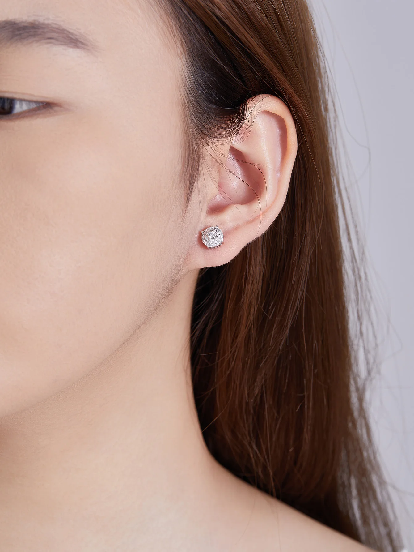 Женские круглые серьги-гвоздики с муассанитом 925 карат