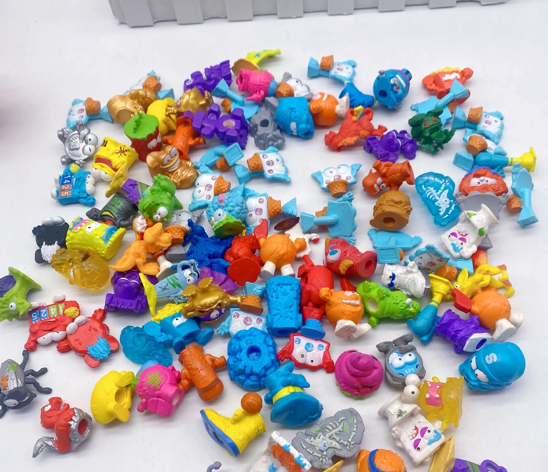 

50pcs/lot Cartoon Cute Bugs 2-3cm kids toy birthday gift home decoration Capsule toy