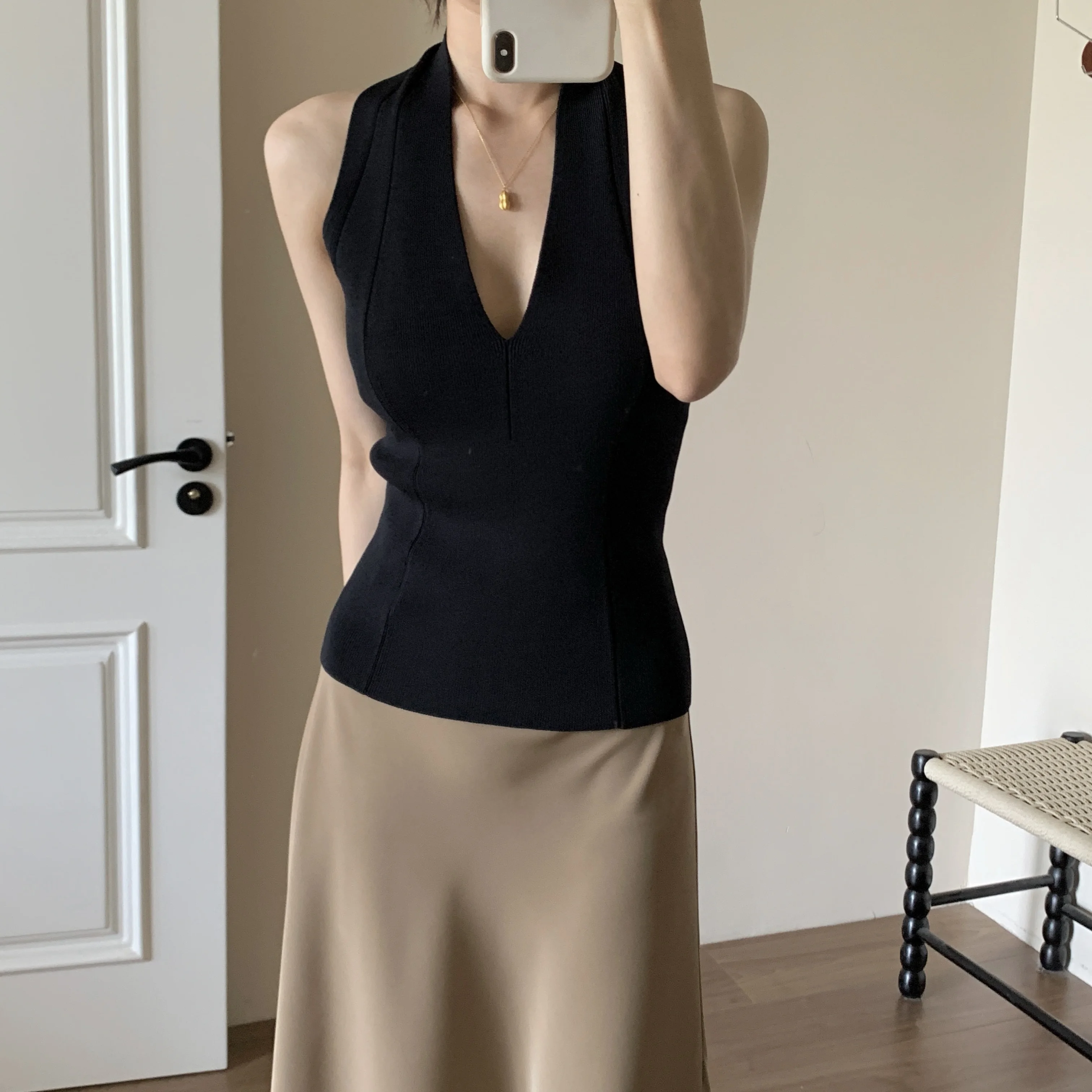 Re Pure Yuan 2024 Summer New Hanging Neck Backless Deep V Sexy Elegant Black Top Knitted Qu Zhu Stretch