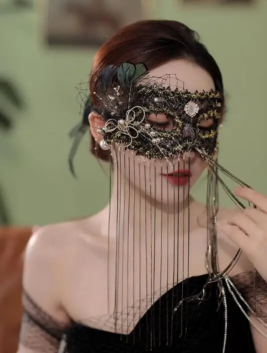 Женская маска с кисточками под старину