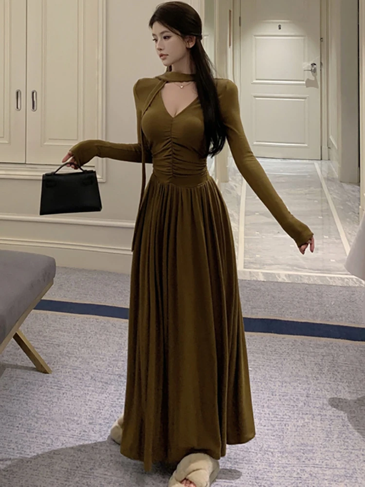 2024 Черное плиссированное сексуальное платье макси с длинным рукавом и v-образным