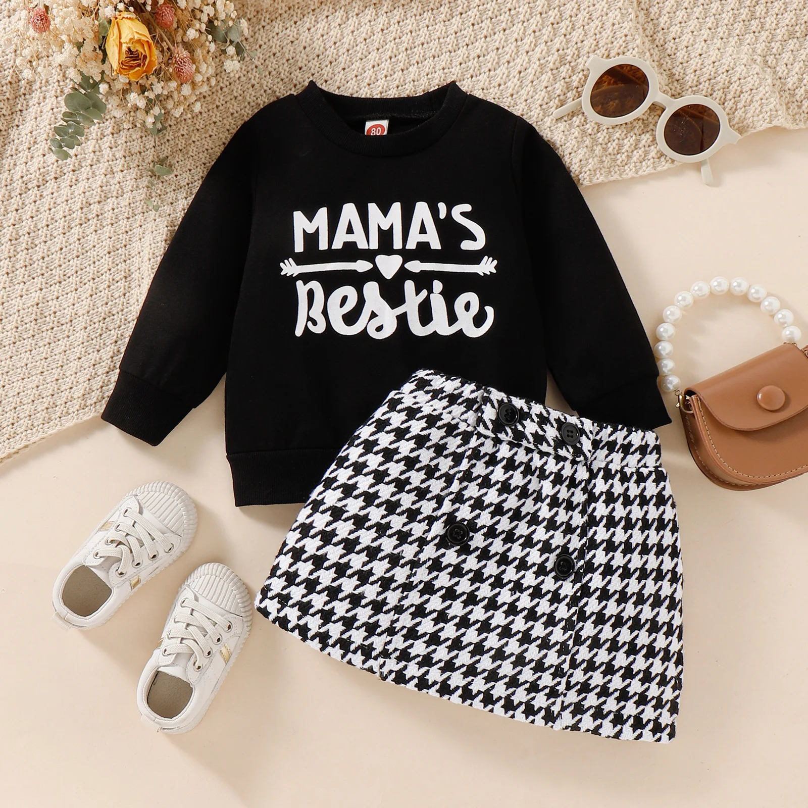 

Комплект одежды для маленьких девочек, новинка 2023, свитер с буквенным принтом, модная поясная сумка, клетчатая юбка для девочек, комплект из ...