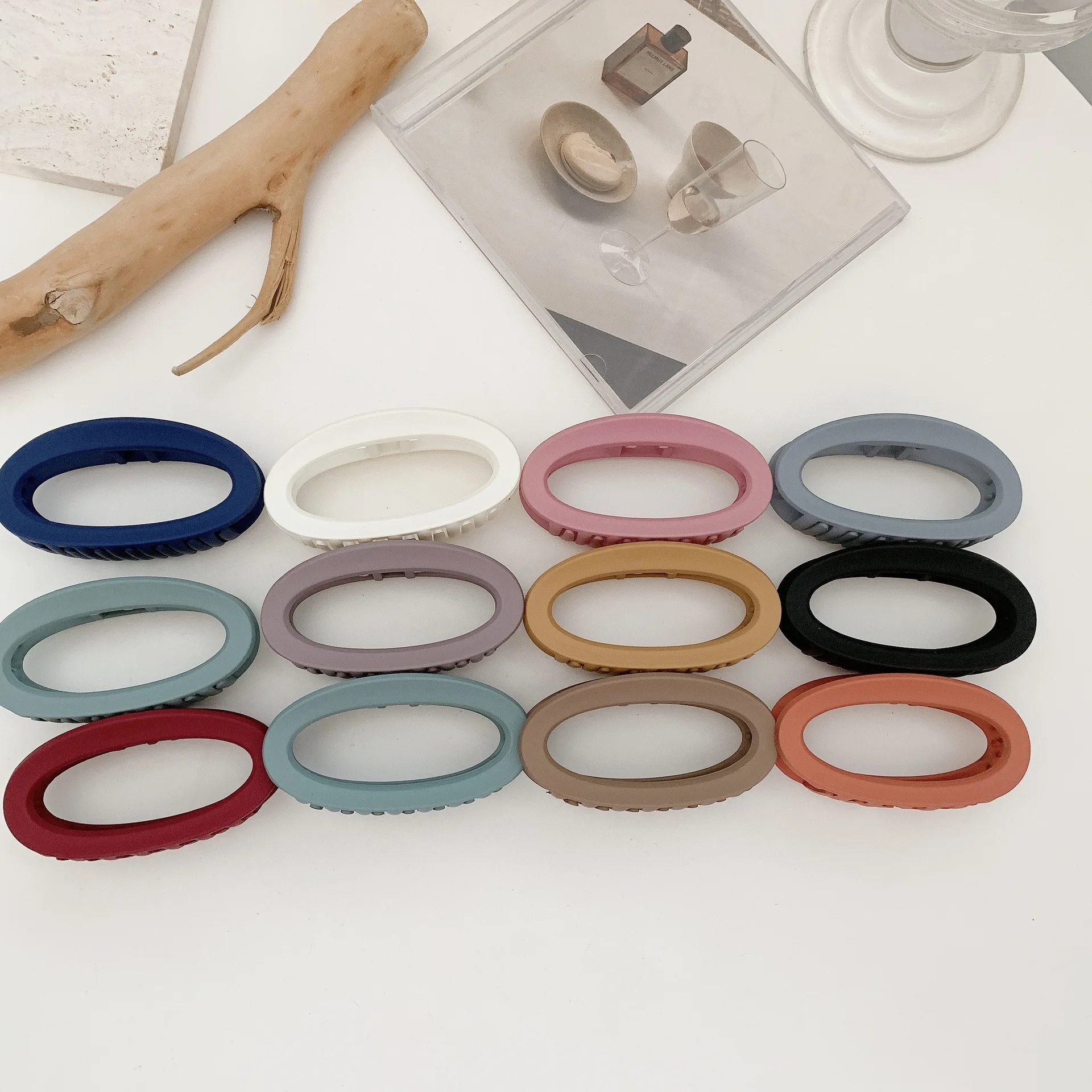 

Wholesale Korean Fashion 8CM Geometric Oval Hollow Hair Claw Clip Simple Girl Morandi Color Matte Shark Clip Hair Accessories
