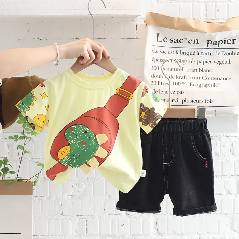 

Костюм детский летний из футболки и шортов с мультяшным принтом