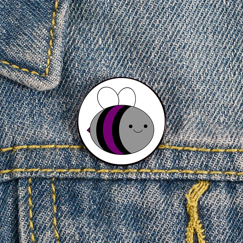 

Happy Bee Ace Pride Pin Custom Brooches Shirt Lapel teacher tote Bag backpacks Badge Cartoon gift brooches pins for women