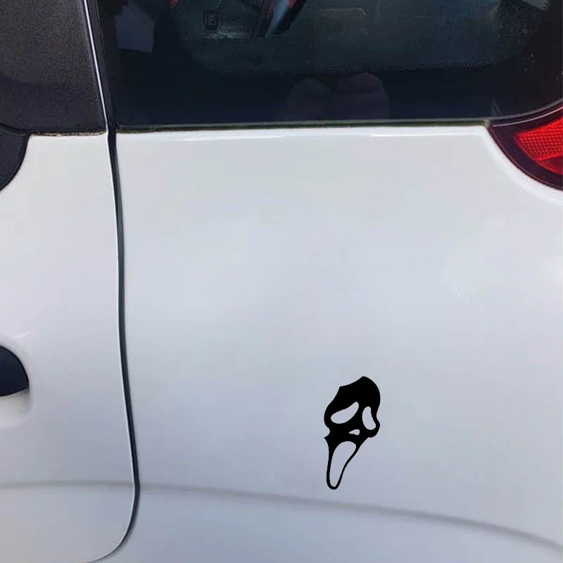 Интересное украшение на Хэллоуин с изображением страшного призрака