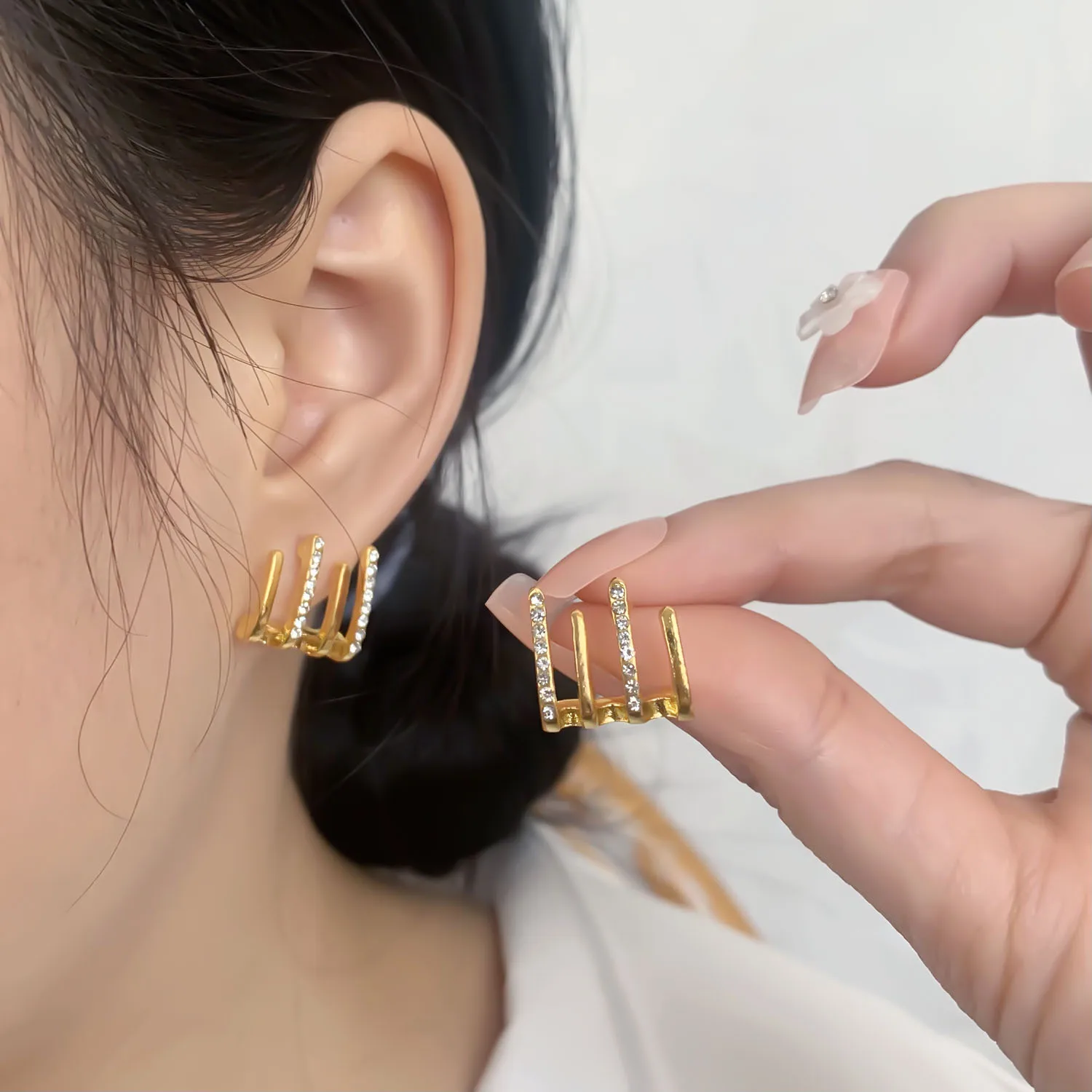 

Korean Claw Hook Clip Stud Earrings for Women Four-Prong Shiny Zircon Rhinestone Gold Color Silver Color Earrings Trendy Jewelry