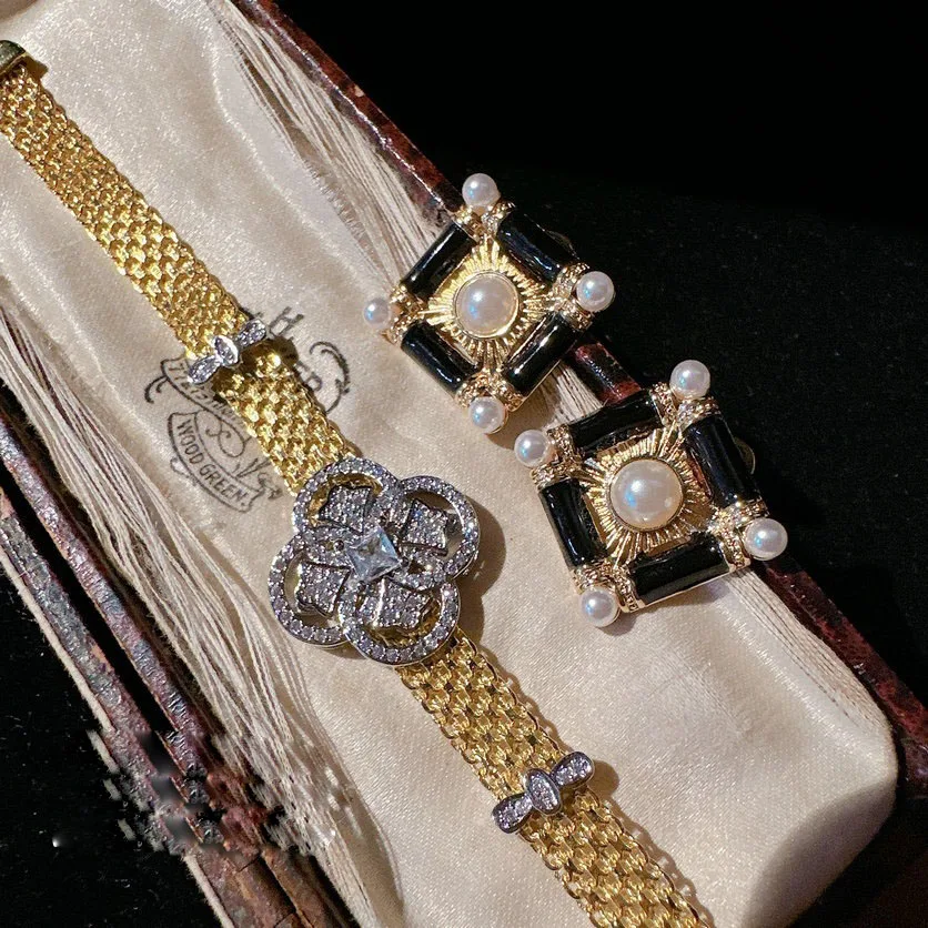 Женский браслет из драгоценных камней с австрийским цветком