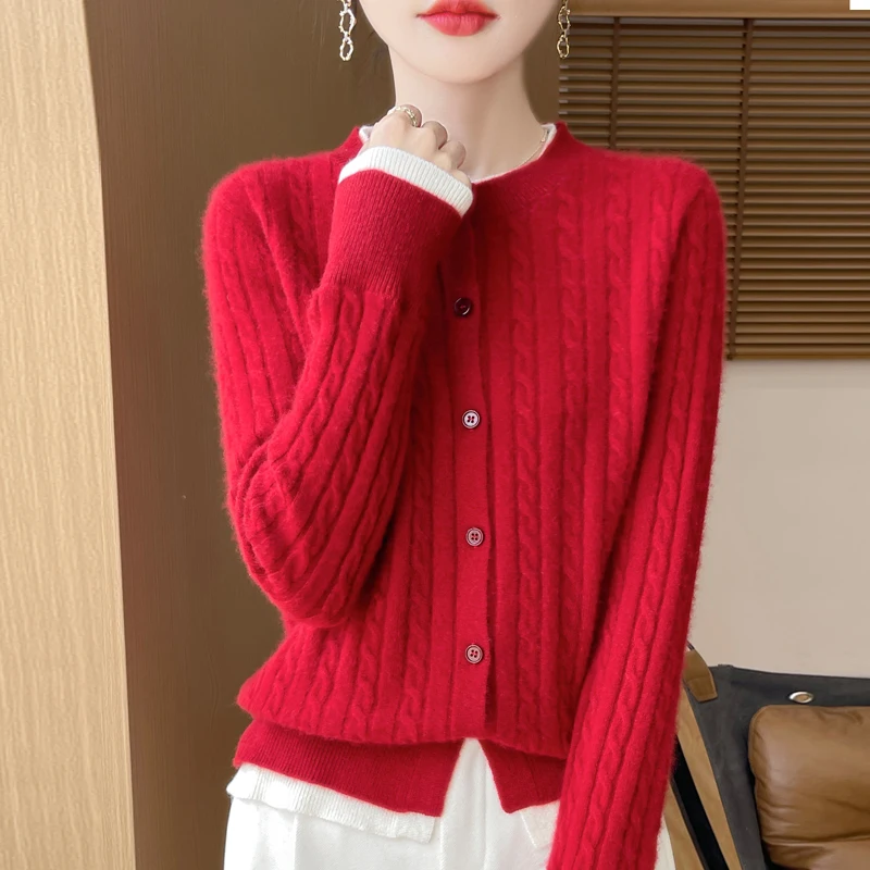 Короткий вязаный свитер с контрастной расцветкой