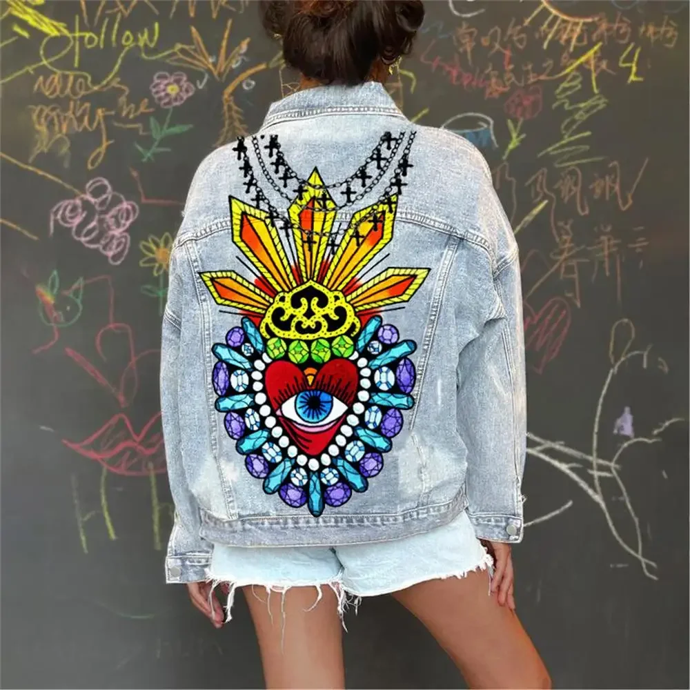 Рисунок 4 - Женская джинсовая куртка с длинным рукавом и принтом