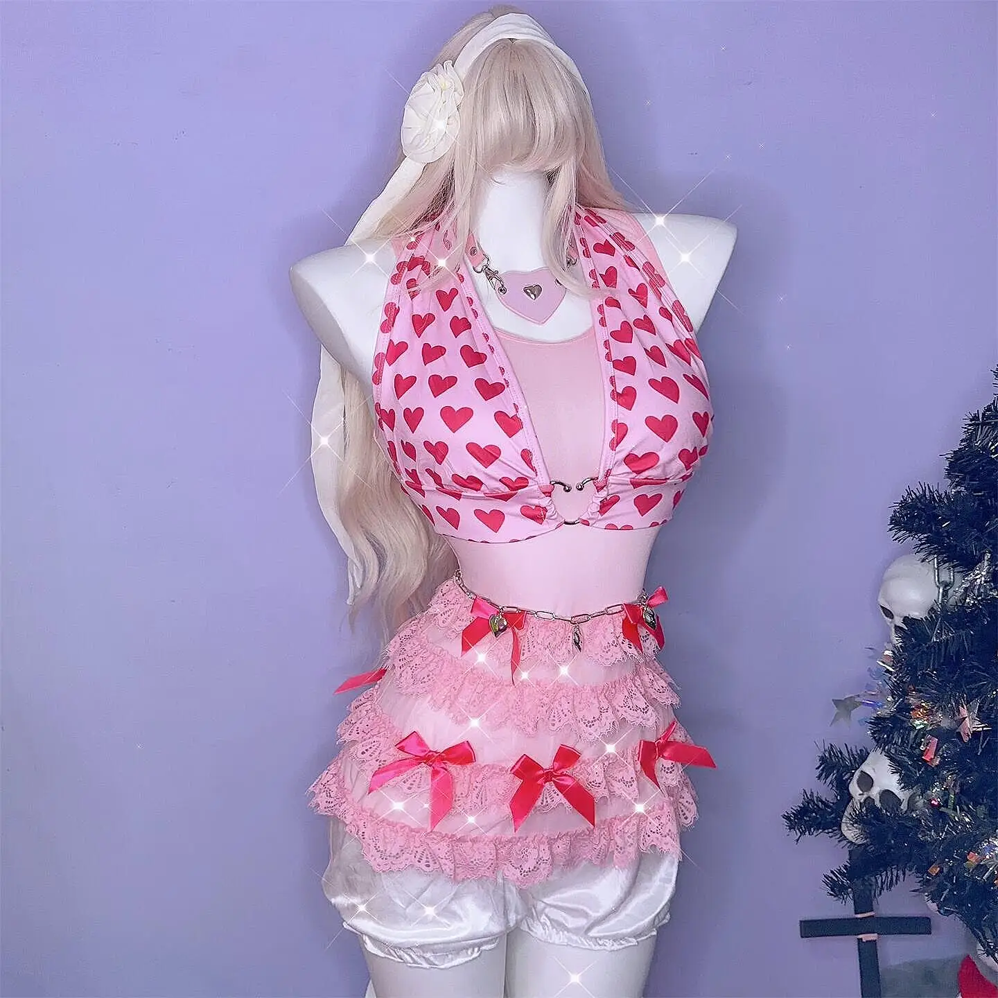 Фото Эстетика Y2K E-Girl: милый комплект из 5 предметов с принтом розовых сердечек, включающий бикини, топ из тюля с рюшами и кружевом, брюки-тыквы, пояс и ожерелье. №1